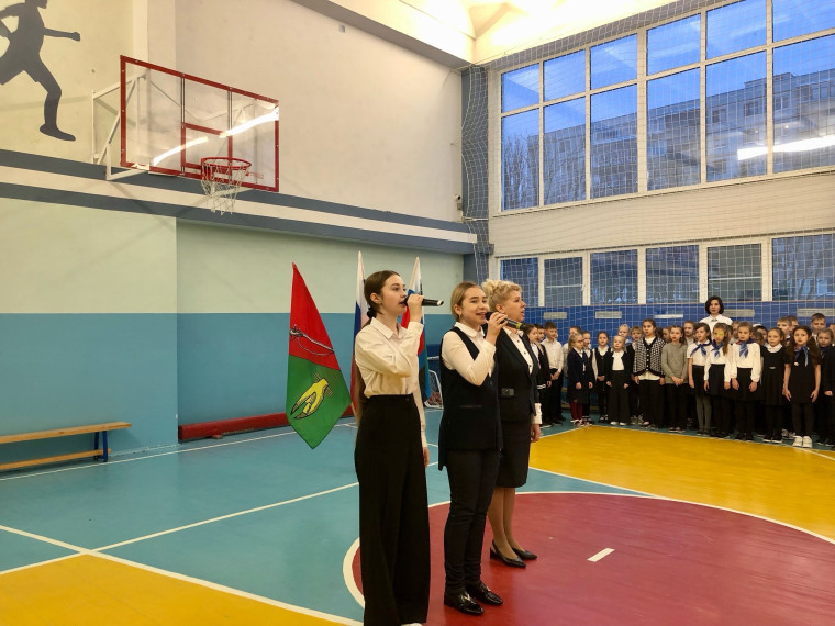 15 января 2024 года в МБОУ «Гимназия №18» состоялось еженедельное поднятие Государственного флага России.